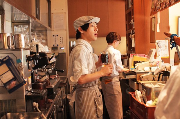 スワンベーカリーの販売やパン焼き作業で働くのは主に知的障害者。店ではたくさんの種類のパンが売られているが、勤続２０年近くの人は間違いゼロのレジ打ち名人（東京都中央区）（撮影／鈴木芳果）