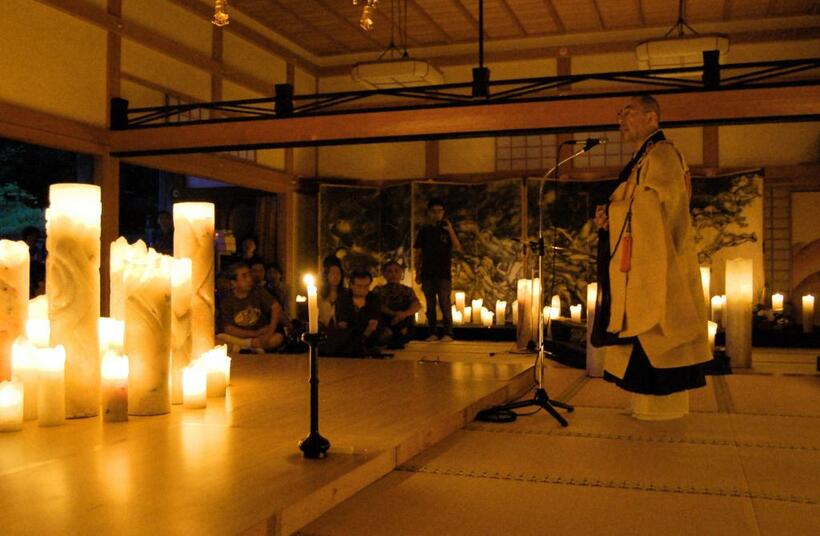 2011年8月、神宮寺で震災と原発事故について語る高橋さん