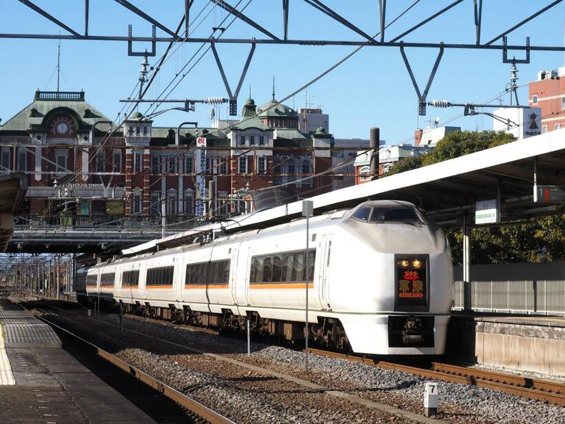 深谷駅を通過する特急「草津」。3月18日からはE257系リニューアル車両にバトンタッチ。　写真＝櫻井 寛（鉄道写真家）