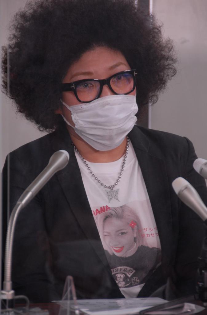 亡くなった木村花さんの写真がプリントされたＴシャツを着て、判決後の会見に臨んだ母・響子さん＝２０２１年５月１９日（ｃ）朝日新聞社