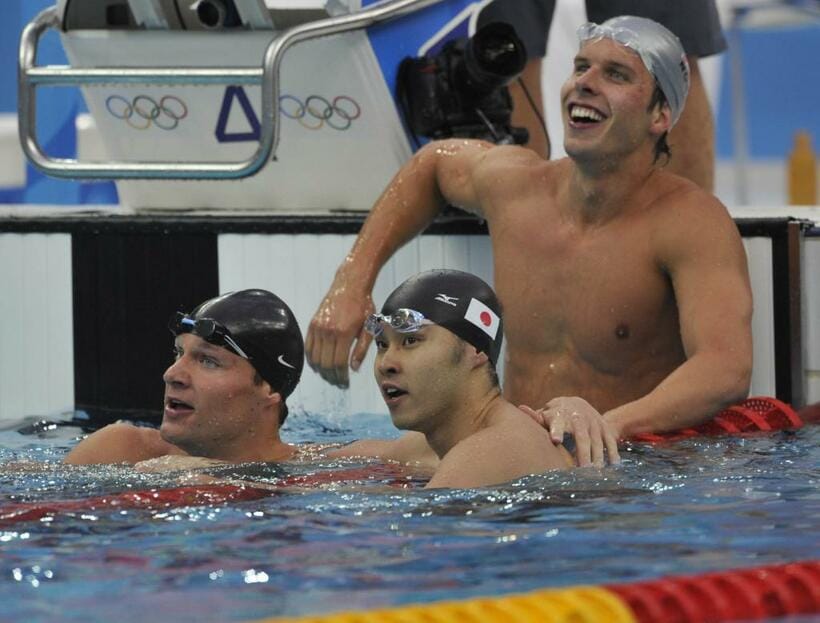 北京五輪１００メートル平泳ぎで優勝、ハンセン（左）と２位のダーレオーエンに祝福される北島康介　（ｃ）朝日新聞社