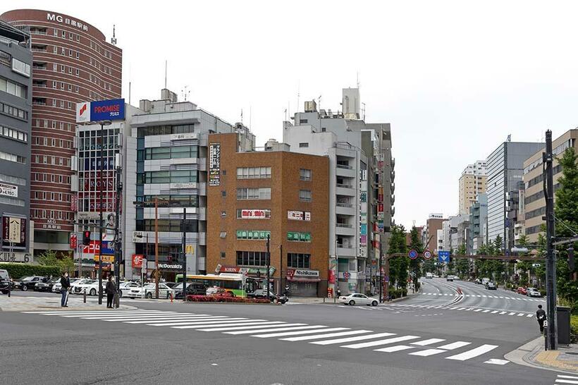 都電が姿を消して半世紀以上が経過して、高層ビルが林立する目黒駅東口。目黒通りは拡幅され、当時を偲ばせる景観は失われた。（撮影／諸河久）