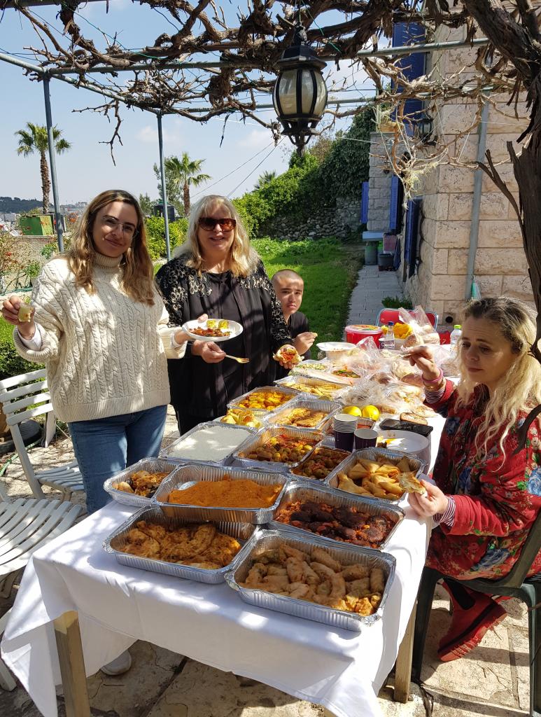 モロッコ料理のケータリングサービスで、私の自宅で会食（ニシム・オトマズキン提供）