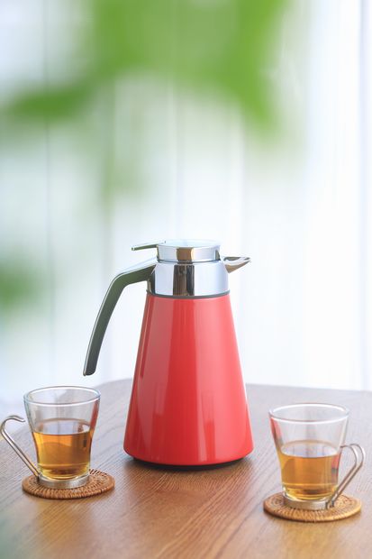 ドイツ　エムザ社　保温・保冷ポット　コーン　レッド　９７２０円／容量は１リットル。重さは８８０グラム。幅１７センチ、奥行き１５センチ、高さ２５センチのすっきりしたデザイン。写真のレッドのほかに、クローム（銀）、ホワイトがそろう。ドイツ企画、中国製。エムザ社は、１９４９年設立のドイツの家庭用品メーカー（撮影／写真部・松永卓也）