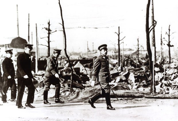 １９４５年３月に東京大空襲で焼けた町を視察する昭和天皇　（c）朝日新聞社　＠＠写禁
