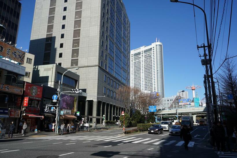 現在の水道橋駅付近。当時の写真のように俯瞰ではないが、東京歯科大学の校舎など、変化の様子がわかる（撮影／井上和典・AERAdot編集部）