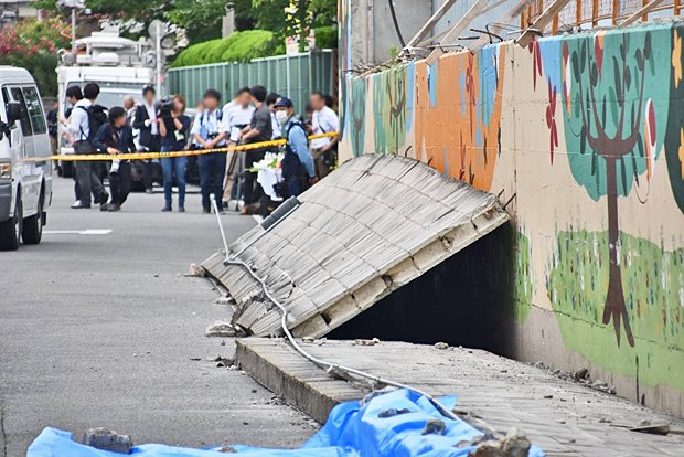 高槻市立寿栄小学校４年生の三宅璃奈さん（９）が落下したブロック壁の下敷きになり死亡した現場。地震速報の精度が高まれば、こうした惨事も防げるかもしれない＝１９日朝、大阪府高槻市（撮影／澤田晃宏）