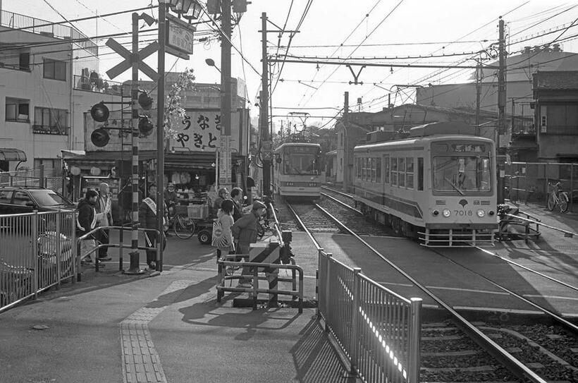 焼鳥屋から漂う香ばしい煙に包まれた鬼子母神前停留所の旧景。生活感溢れる情景は遠い追憶となった。（撮影／諸河久：2003年1月11日）