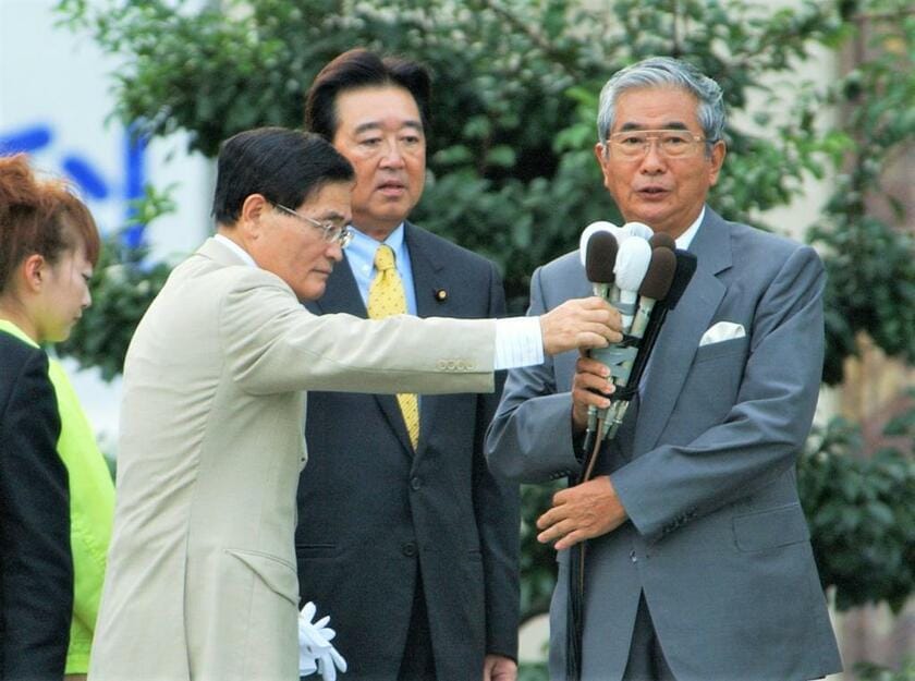 亀井氏の選挙応援に駆けつけ、演説する石原氏＝2003年