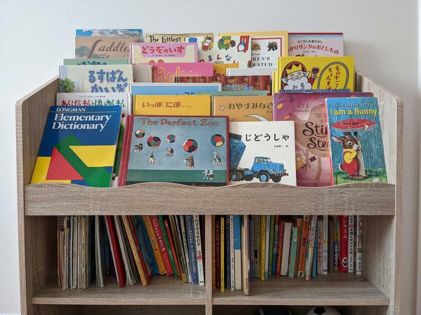 子どもたちの本棚。初めは日本語と英語で本を分けていましたが、今は両言語ごちゃまぜです（写真／著者提供）
