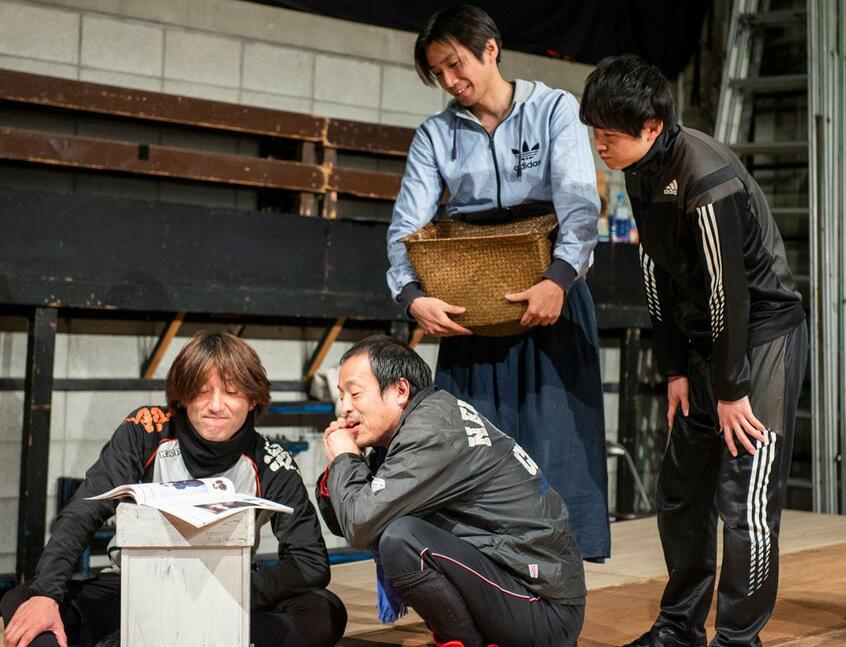 「なのはな」の稽古風景。左から、船戸慎二、倉本徹、仲原裕之、宇佐見輝。東京公演は東京芸術劇場で3月10日まで。大阪公演はABCホールで4月12~13日(写真:劇団スタジオライフ提供)