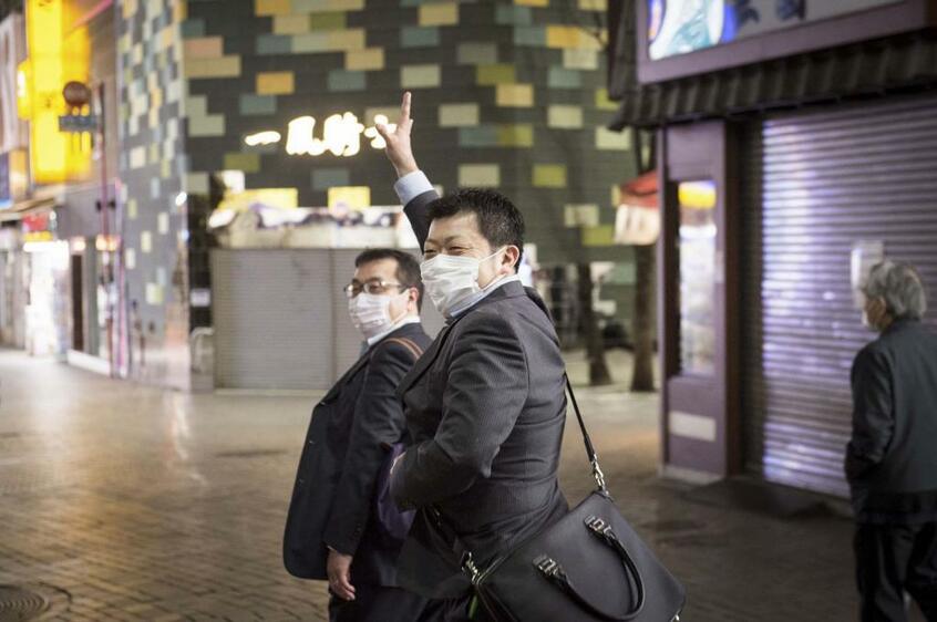 4月23日、新宿駅東口(撮影:初沢亜利)