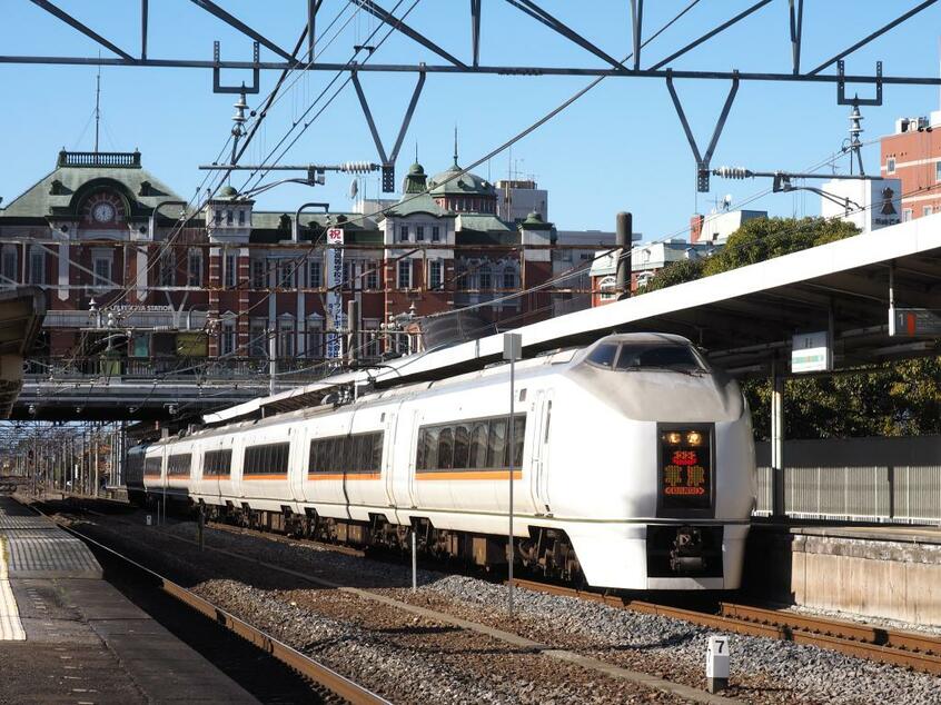 深谷駅を通過する特急「草津」。3月18日からはE257系リニューアル車両にバトンタッチ。 写真=櫻井 寛(鉄道写真家)