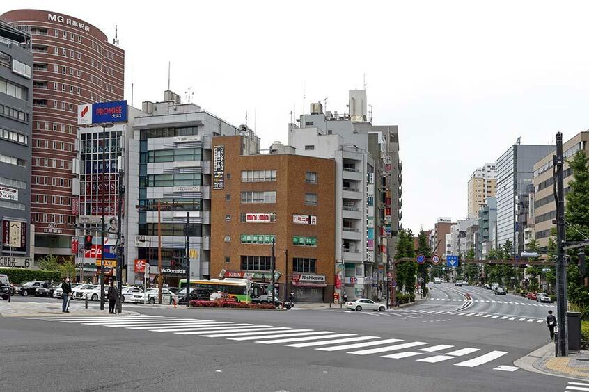 都電が姿を消して半世紀以上が経過して、高層ビルが林立する目黒駅東口。目黒通りは拡幅され、当時を偲ばせる景観は失われた。(撮影/諸河久)