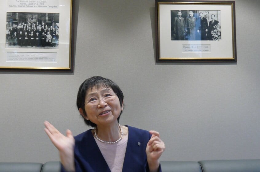 役員応接室で語る仲真紀子さん