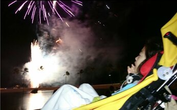 アメリカ人女性の「車いすの男の子がいます!」の一言で道が開いた ハワイのビーチで見た花火