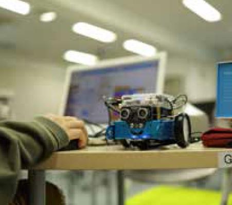 北海道医療大の学生は次世代STEAMロボットを使って学ぶ（大学提供）