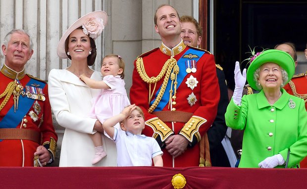 英王室の人気ランキングでは常に上位で、トップに君臨することもたびたびだったウィリアム王子（中）。１０代のころ、彼のブロマイドは多くの少女の部屋を飾った（６月１１日、バッキンガム宮殿のバルコニー／Ｇｅｔｔｙ　Ｉｍａｇｅｓ　Ｅｕｒｏｐｅ）