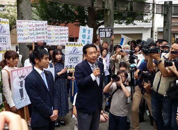 10月1日、安倍政権の退陣を求める市民グループのデモで歓迎される枝野幸男氏。新党発足前だったが、「社会の軸となるべき基本はしっかり守る。このことについてはぶれない。もう少しだけ待ってください」と語った　（ｃ）朝日新聞社