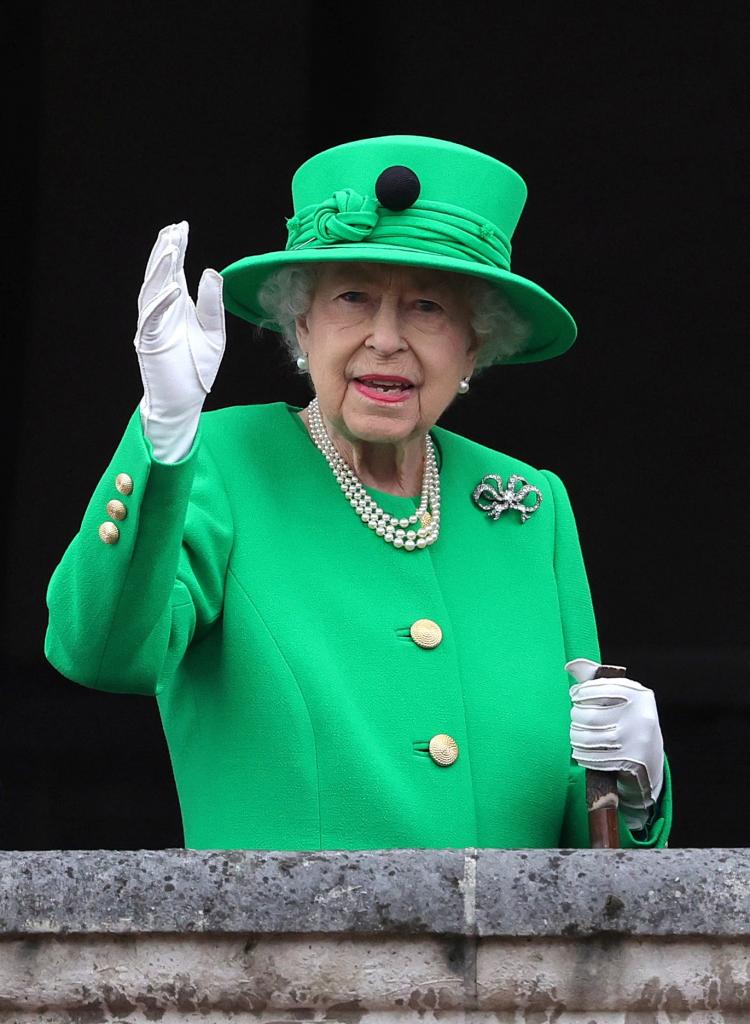 2022年6月5日、在位70年を祝うプラチナ・ジュビリーで、バッキンガム宮殿のバルコニーから国民に手を振るエリザベス女王（写真・ロイター／アフロ）
