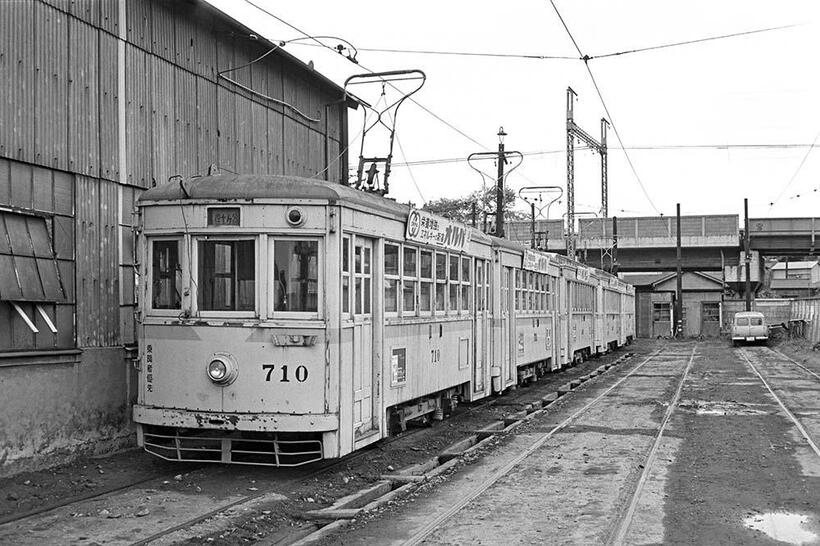 最初の訪問地麦田車庫には朝夕のラッシュ時に増発される700型や400型の単車群が待機していた。背景に国鉄根岸線の高架橋が見える。（撮影／諸河久）