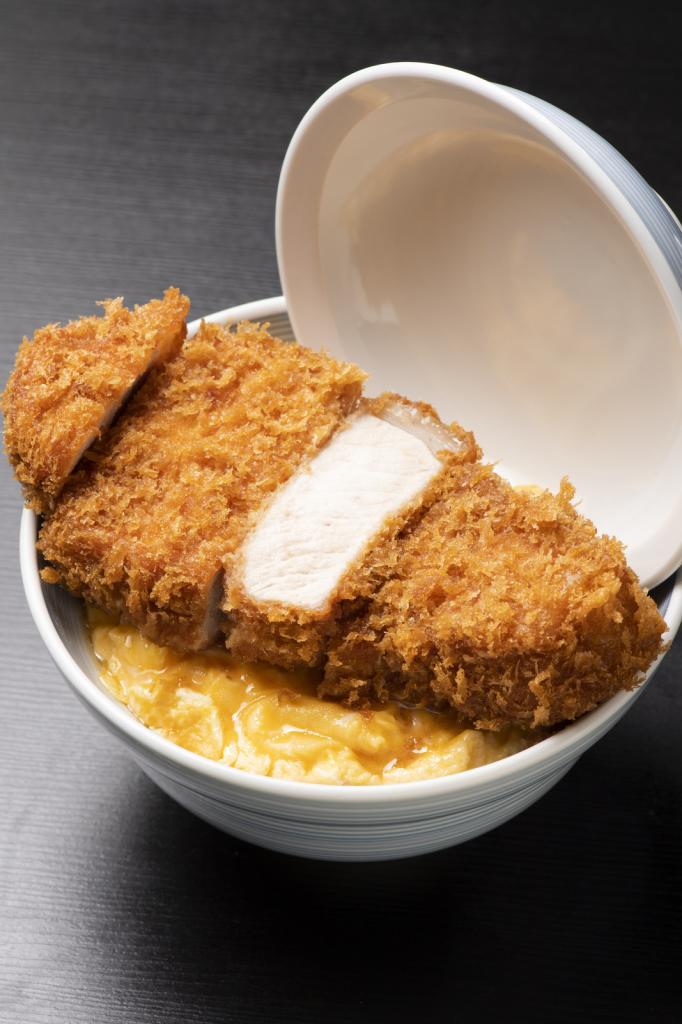 とじない特上カツ丼（卵３個）【とんかつ　ぱんぱん】2000円（税込み）※味噌汁付き（撮影／写真映像部・高野楓菜）