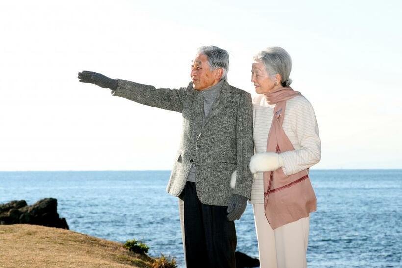 葉山御用邸付近の海岸を散策する天皇、皇后両陛下＝２０１９年１月
