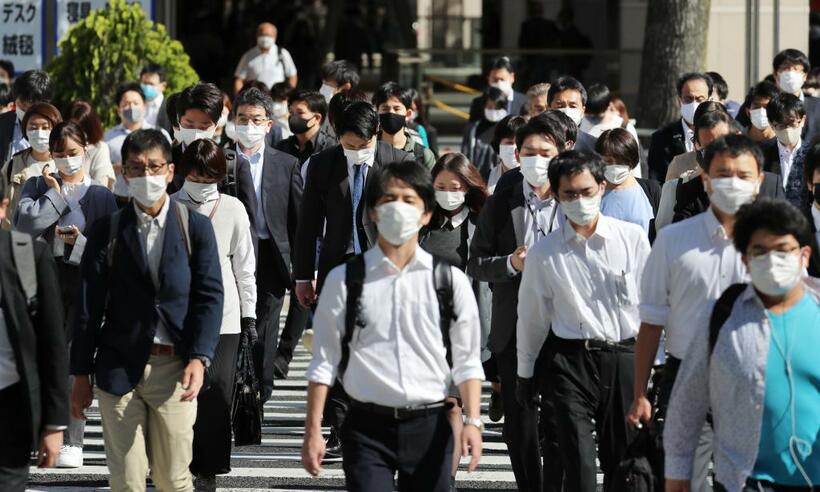 マスクを着けて通勤する人たち。周囲の目もあり、息苦しさや頭痛を感じても簡単には外せない／５月10日、名古屋市で（ｃ）朝日新聞社