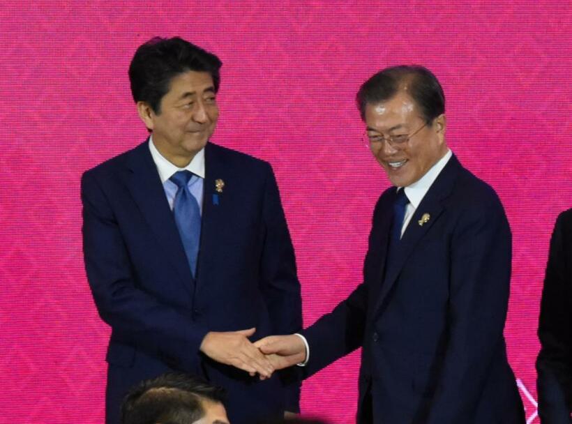 安倍首相と文在寅・韓国大統領（ｃ）朝日新聞社
