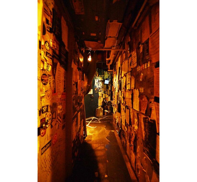 新宿ＬＯＦＴ／楽屋を出てステージに向かう通路の壁には、演奏する楽曲順が記されたセットリストが、ところ狭しと貼られている　（撮影／写真部・東川哲也）