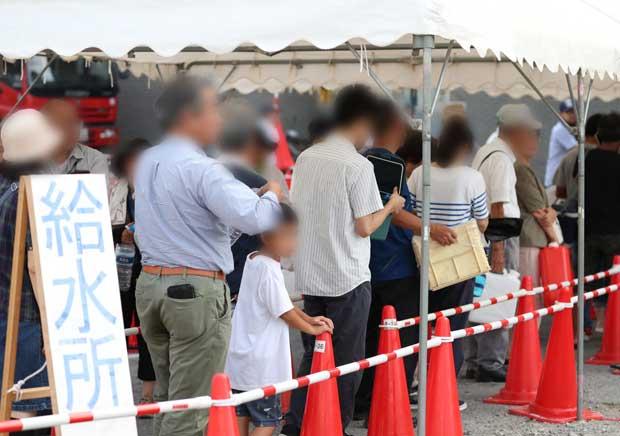 千葉県東金市では断水が続き、猛暑の中、テントの下に給水を待つ人たちの列ができた＝９月１０日　（ｃ）朝日新聞社