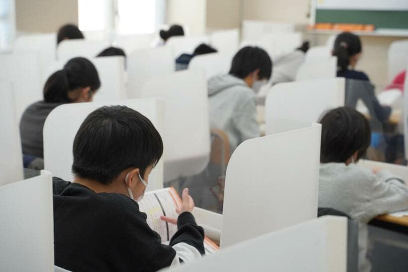1月10日に行われた栄東の入試では、受験生たちの机にアクリル製の仕切りを設けた（ｃ）朝日新聞社