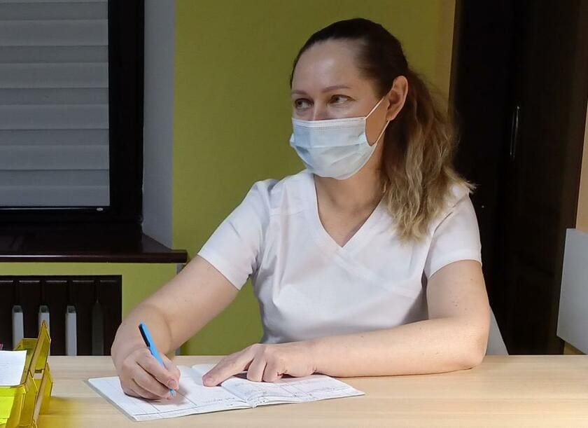 女性患者を診察するジャンナさん＝ザポリージャ市で、ラフマン医院提供