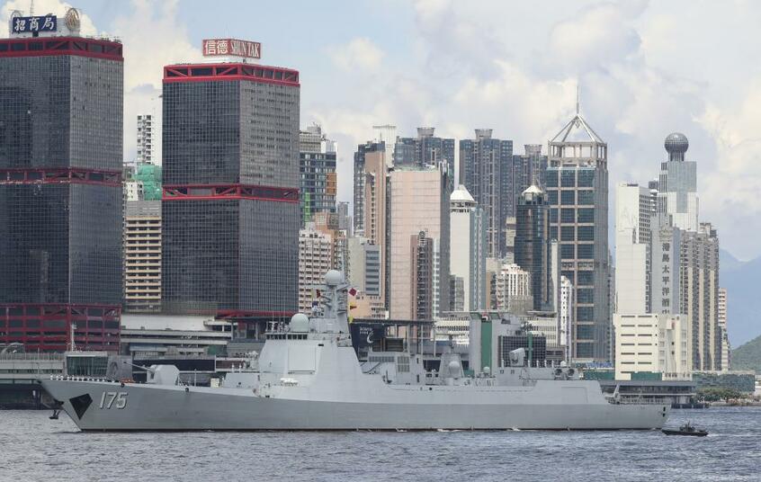 香港のビクトリア・ハーバーを出る中国海軍の駆逐艦。中国海軍の艦艇は、米海軍よりも多いという(photo gettyimages)