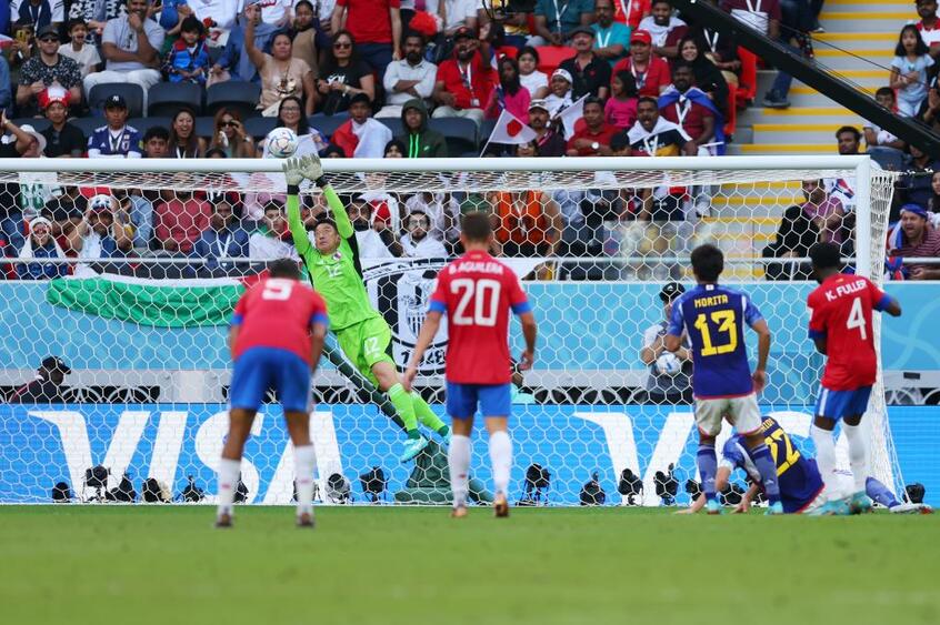 後半36分、GK権田修一はフジェル(4)のシュートに手を伸ばしたもののはじかれ、決勝点を許す(photo 森田直樹/アフロスポーツ)