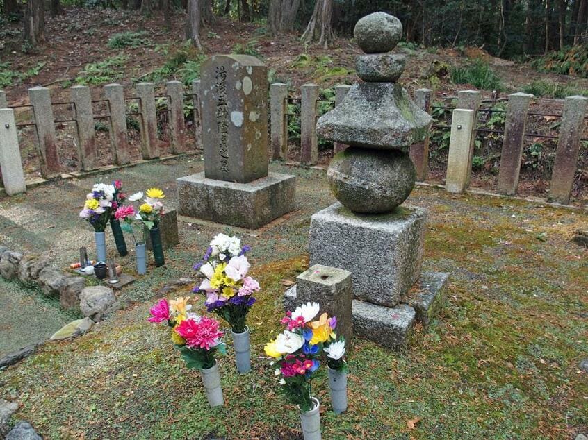 藤堂高虎が建てたとされる大谷吉継の墓(手前)。奥には吉継を介錯し、その後藤堂軍に討たれた湯浅五助の墓も(写真:カジポン・マルコ・残月さん提供)