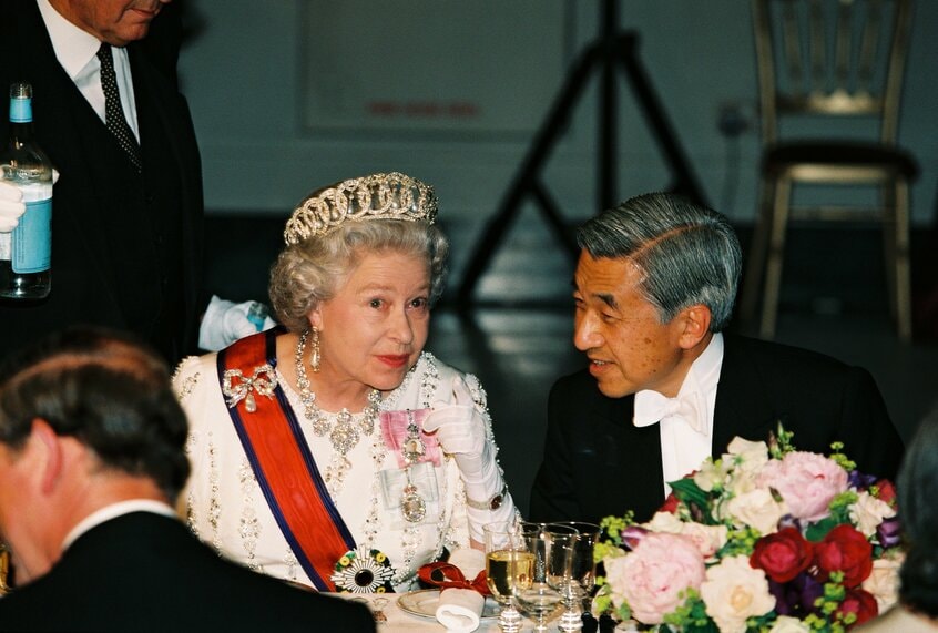 1998年に訪英し、晩餐会でエリザベス女王と語り合う天皇陛下(現・上皇陛下)