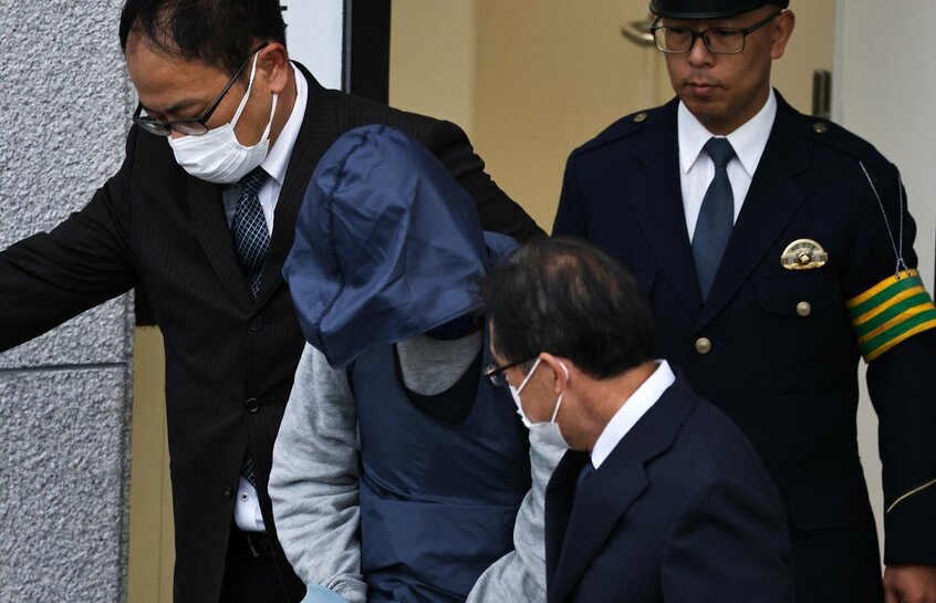 送検される勝田州彦容疑者(中央)=2024年11月8日