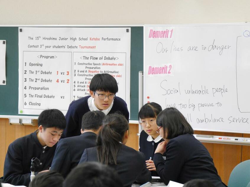 中高一貫の県立広島「ことば科」では中3生で英語での学級対抗ディベートマッチを実施。自分の考えを筋道立てて相手に伝える方法を学ぶ(写真:県立広島中学校提供)