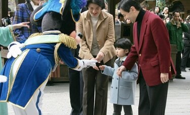〈皇族方の家族の風景〉大きなミッキーに「びっくり！」の愛子さま　昭和天皇が訪れた「夢の国」はライフル銃で厳重警備　皇室とディズニーの名場面