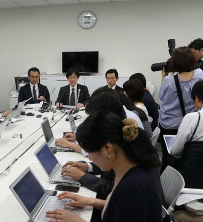 セブンペイの不正アクセス問題で記者会見する運営会社の小林強社長(奥中央)ら/7月4日、東京都千代田区(c)朝日新聞社
