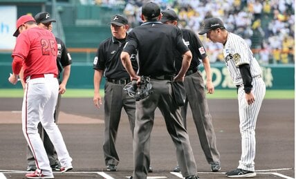 広島・新井監督と阪神・藤川監督の“遺恨”は和解の必要なし？　球界OBは「今は選手も監督も仲が良すぎる」