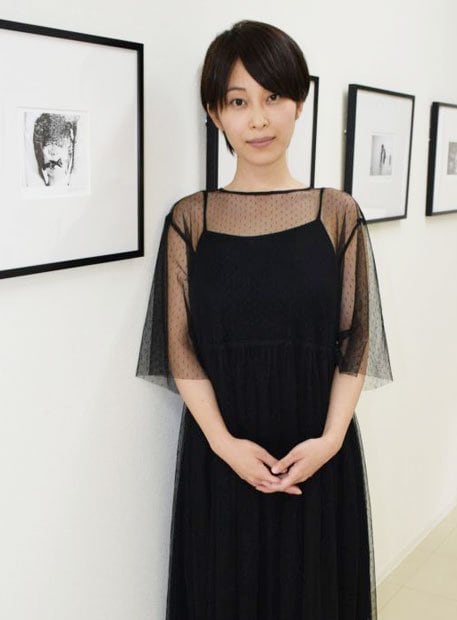 写真展「ｍｅ」を７月９日まで開く大塚咲さん＝６月２９日、東京都千代田区の神保町画廊