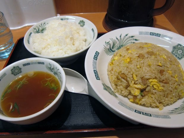 「熱烈中華食堂　日高屋」の「チャーハン」と「ライス」。あっさりとした、どこか懐かしい味が魅力だ