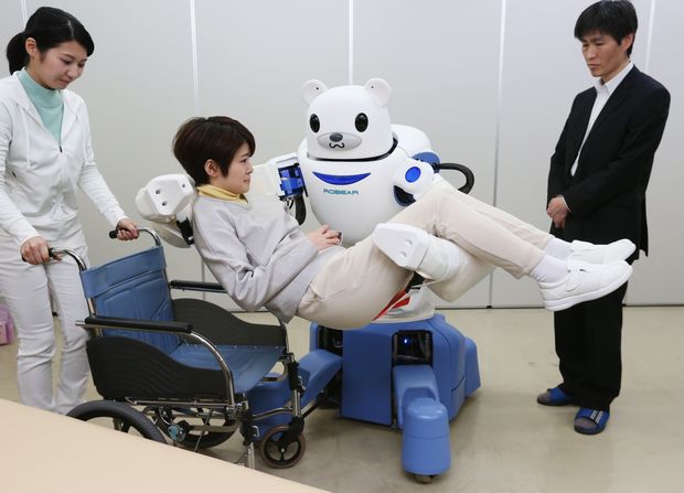 人をやさしく抱き上げる介護ロボット　（ｃ）朝日新聞社