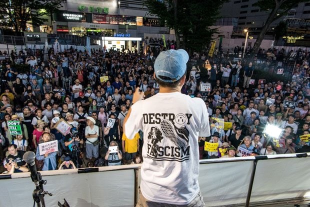 ７月９日の「Ｒａｌｌｙ　Ｆｏｒ　Ｔｒｕｔｈ　アベヤメロ緊急集会」の様子。主催者が着ているこのＴシャツはハードコアパンクの関係者がつくったものであり、主催者自身も音楽関係者だ。集会はＤＪつきで進められた（撮影／島崎ろでぃー）