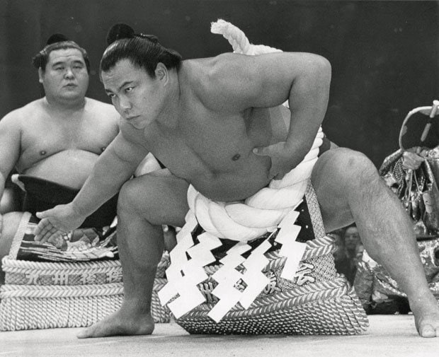 １９８９年１１月の九州場所で土俵入りする千代の富士　（ｃ）朝日新聞社