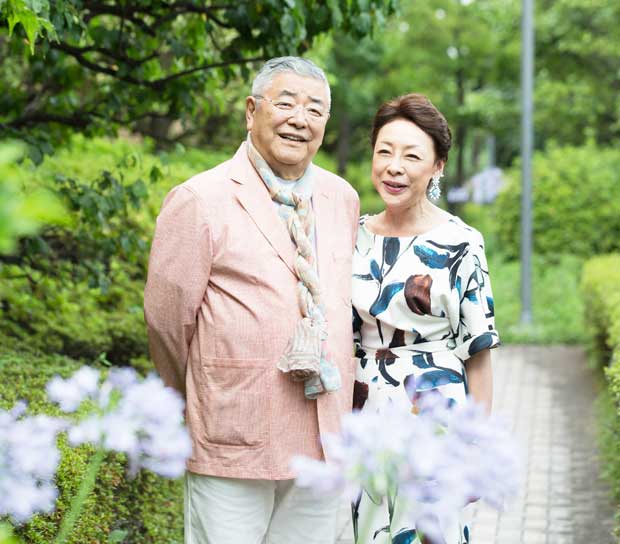 中尾彬（なかお・あきら）（左）／1942年、千葉県生まれ。61年、武蔵野美術大学油絵学科へ進学するも、同年に日活ニューフェイス（第5期）に合格し映画デビュー。その後、劇団民藝を経て、71年からフリーとして活動。70年に最初の結婚をし、息子をもうけるも離婚。78年に志乃さんと結婚する。定期的に絵の個展も開いている。近作に映画「龍三と七人の子分たち」「ヒロイン失格」（ともに2015年）ほか、ドラマやバラエティーで活躍。池波志乃（いけなみ・しの）（右）／1955 年、東京都生まれ。落語一家に生まれ、高校を中退し、俳優養成所に入所。74年から女優として本格的にスタート。83年に「丑三つの村」での大胆な演技が話題に。90年代半ばから演劇活動から離れ、現在はタレントとして活動するほか、書評家やエッセイストの顔も持つ。（撮影／写真部・大野洋介）