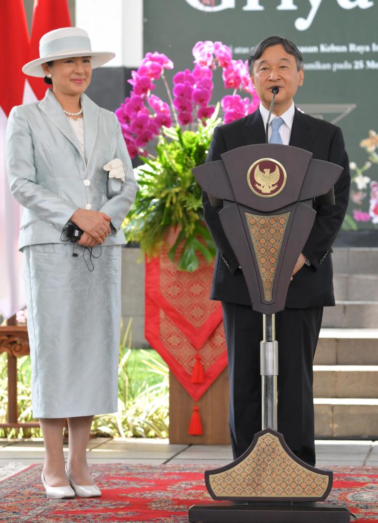 植物園を訪問し、あいさつする天皇陛下と雅子さま＝6月19日、インドネシア・ボゴール