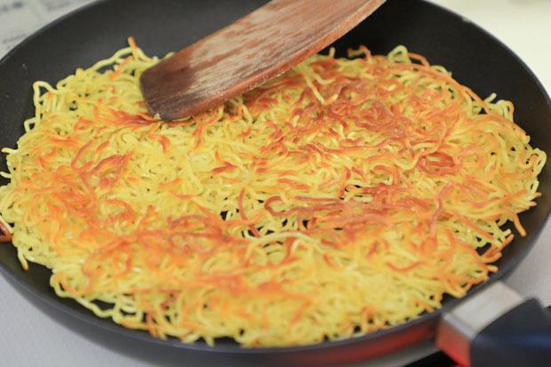 【ワンポイントアドバイス】中華蒸し麺はフライパンで、表面がこんがりパリッとするまで焼くこと。　 （撮影／写真部・松永卓也）